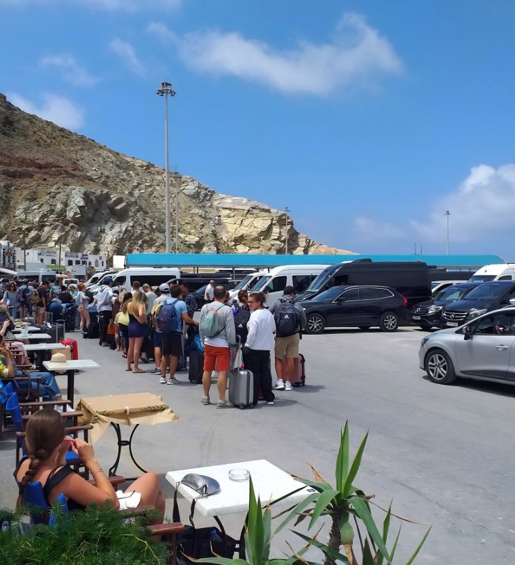 Santorini Skip the Line transfer-Pre-book private land transfers